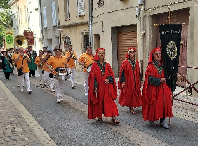 2 le defile 10 1