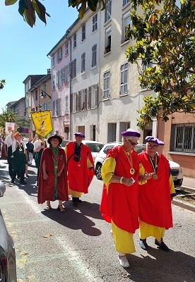 3 defile 37 confreries du vins de gard et l ordre universel des chevaliers du cep