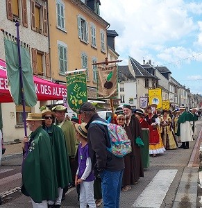 4 defile et eglise 100 