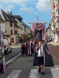 4 defile et eglise 73 