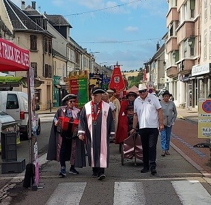 4 defile et eglise 75 