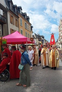 4 defile et eglise 76 