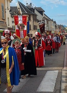 4 defile et eglise 79 