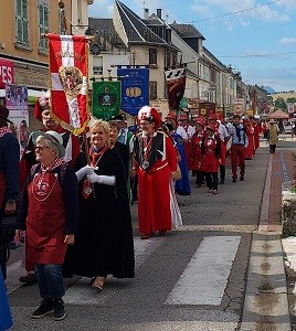 4 defile et eglise 80 