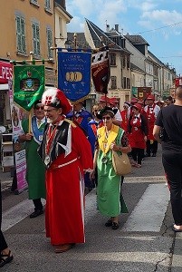 4 defile et eglise 82 