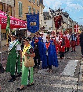 4 defile et eglise 83 